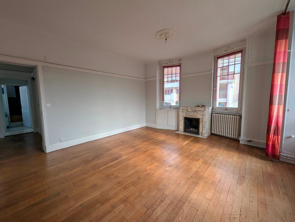 letting commercial building à BAYONNE - 2 385 / month